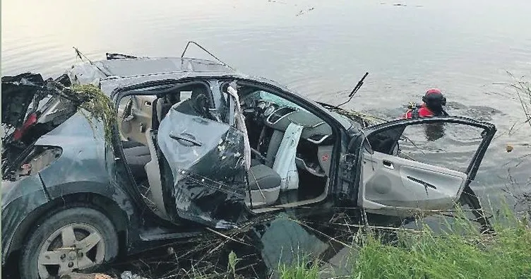 Otomobil göle uçtu sürücü kurtarılamadı