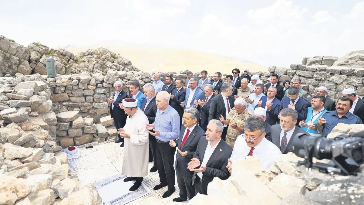 TBMM Başkanı Numan Kurtulmuş, Şırnak'ta Cudi Dağı eteklerinde düzenlenen Hz. Nuh'u Anma Programı'nda konuşma yaparken.