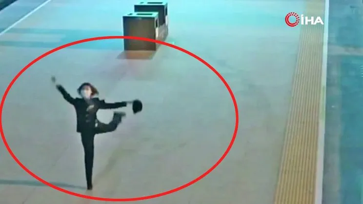 Çin'de tren istasyonu görevlisinden boş peronda solo dans | Video