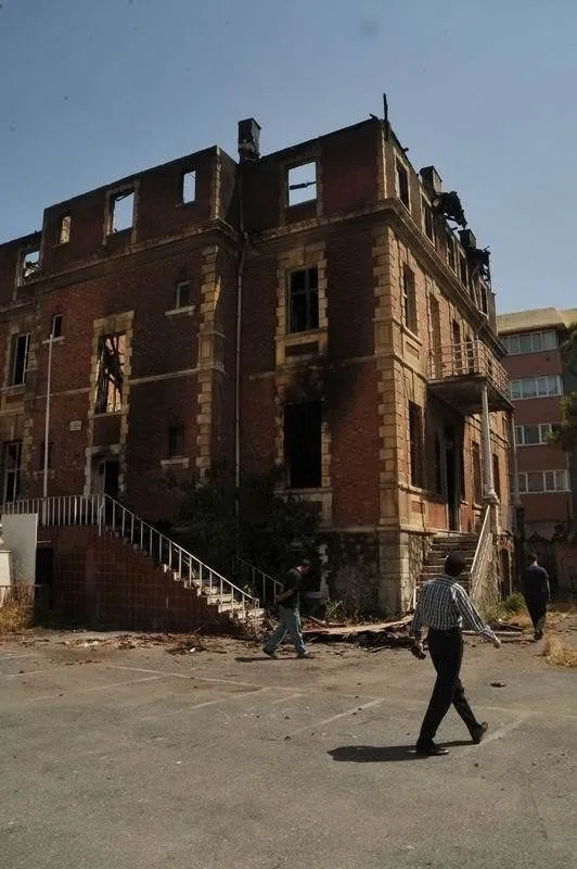 Bakırköy'de yanan tarihi Taş Mektep