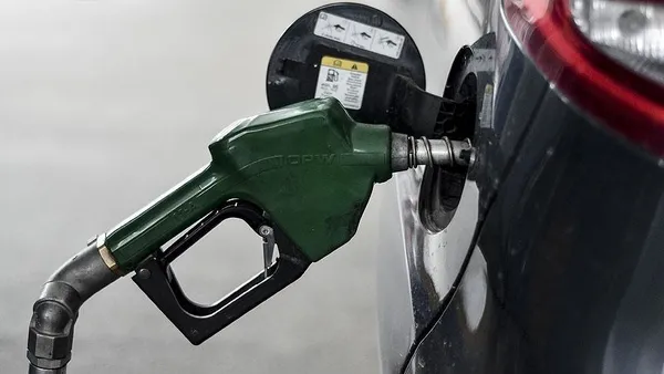 motorin-ve-benzinde-10-gunluk-dev-satis-arac-sahipleri-litre-litre-akaryakit-aldi-1780661610006.jpg