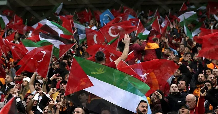 Galatasaraylı taraftarlardan Filistin’e destek! Manchester United maçında Filistin bayrakları açıldı...