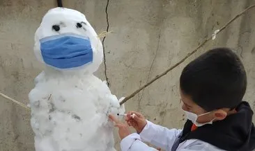 Küçük çocuk kardan adama korona aşısı yaptı!