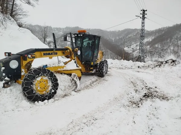 trabzonda-kardan-kapanan-butun-yollar-ulasima-acildi-1740650318375.jpg