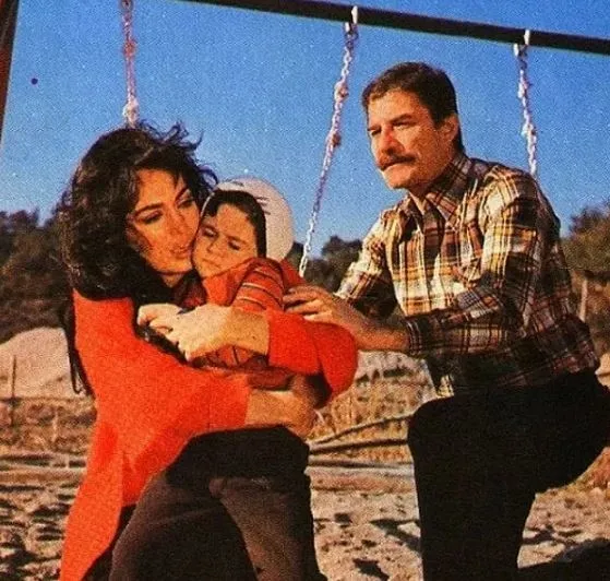 Selvi Boylum Al Yazmalım’da Kadir İnanır ile Türkan Şoray’ın oğlu Samet’i canlandırmıştı... O çocuk yıldızın şimdiki halini görenler inanamıyor!