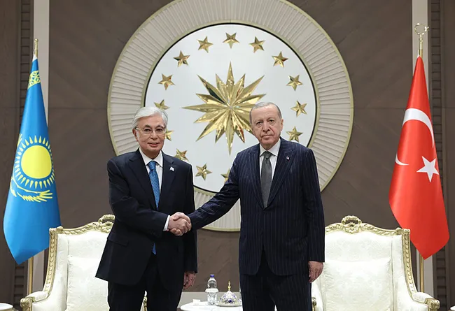 kazakistan-cumhurbaskani-ankarada-baskan-erdogan-resmi-torenle-karsiladi-1793200501158.jpg Kazakistan Cumhurbaşkanı Ankara'da: Başkan Erdoğan resmi törenle karşıladı!