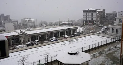 Şırnak'ta Nisan sürprizi: Kent merkezi beyaza büründü #sirnak