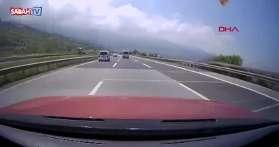 Otoyolda kamyonet angusa çarptı! Kaza anı kamerada