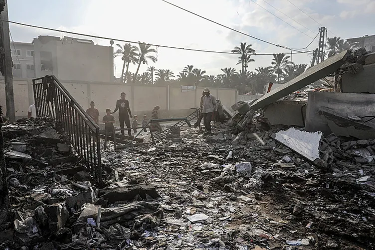 SON DAKİKA: Gazze’de katliam! İsrail, 700 sivilin sığındığı okula saldırdı: Çok sayıda ölü ve yaralı var