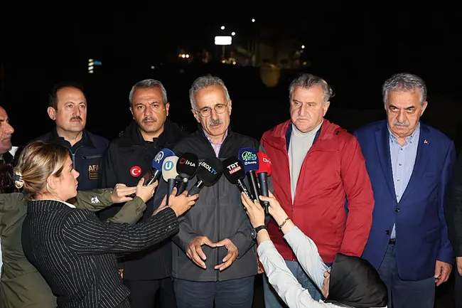 SON DAKİKA… Metrekareye 161 kilo yağış düştü! Rize sele teslim: Dereler taştı, köprüler yıkıldı, Ayder Yaylası yolu kapandı!