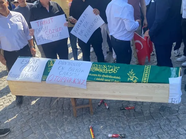 otopark-kapatildi-cirolar-dustu-tarihi-carsi-esnafindan-tabutlu-protesto-1785239332132.jpg
