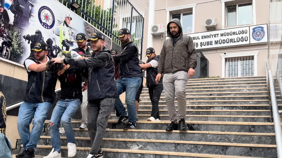 İstanbul'da polis üniforması giymiş bir kişi ve telefon ekranı görüntüsü.