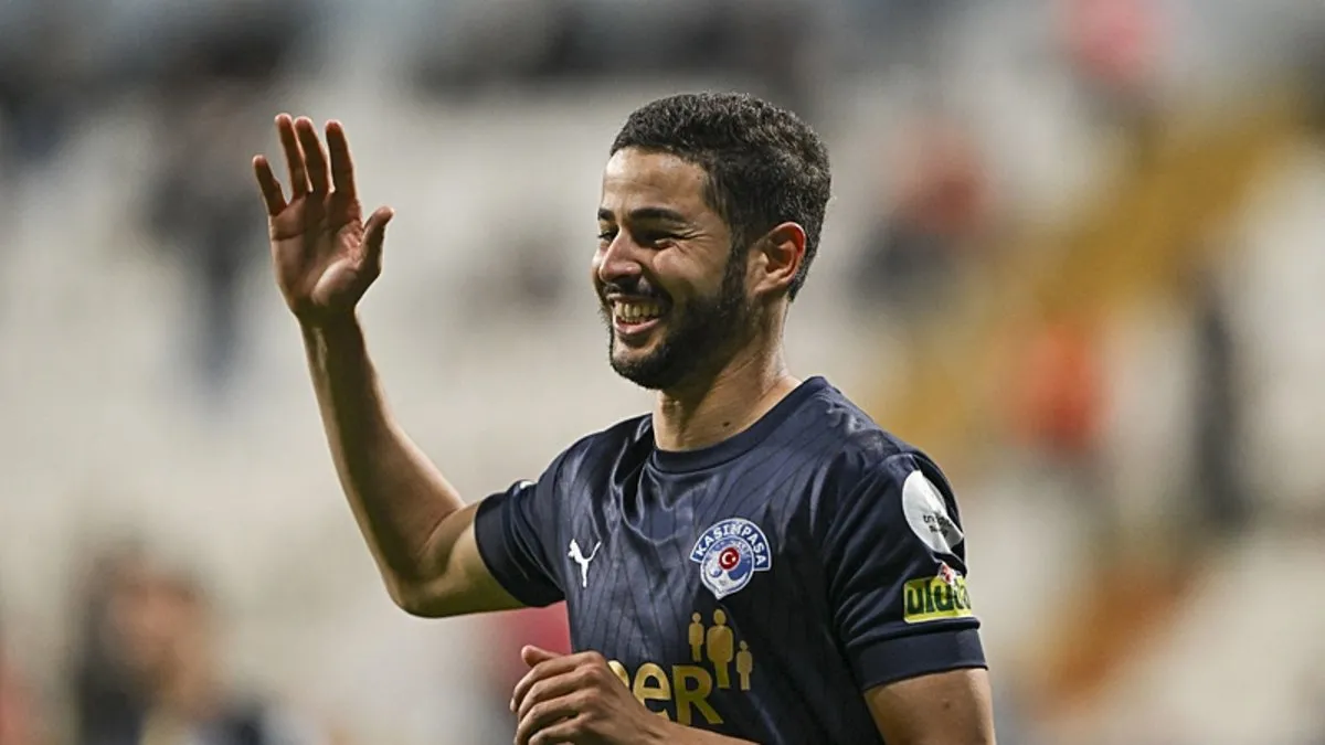 Kasımpaşa, üç futbolcusuyla sözleşme yeniledi! Kasımpaşa, üç futbolcusuyla sözleşme yeniledi!