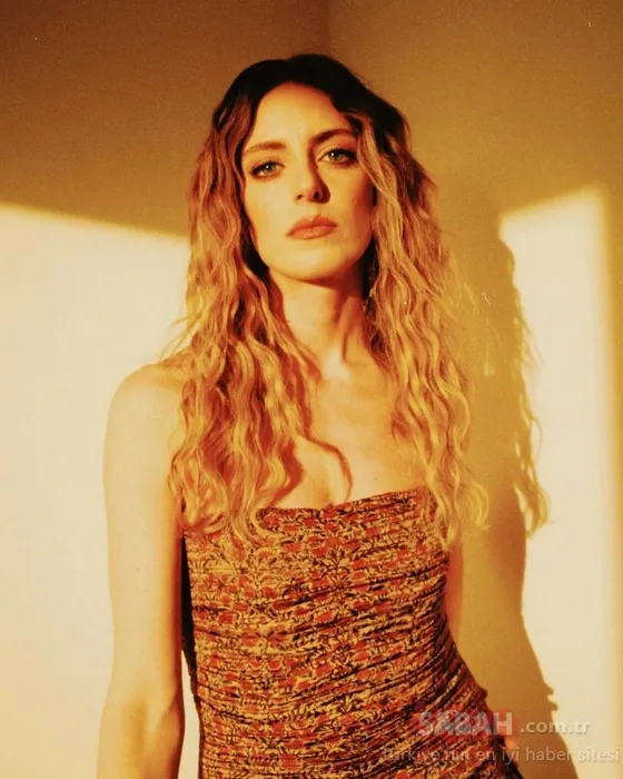 Bu ünlüyü tanıyabildiniz mi? Annesinin kucağında el sallayan çocuk şimdi çok ünlü bir oyuncu…