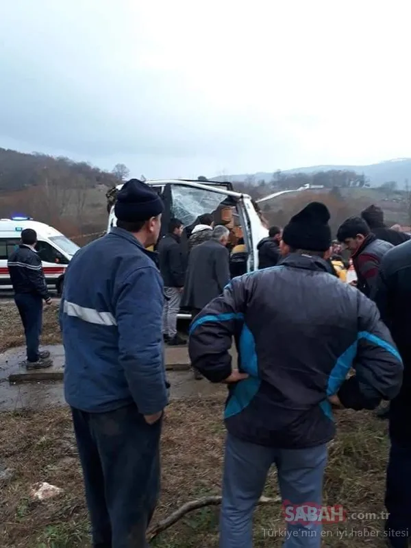 Bursa'da cenaze'den dönenleri taşıyan midibüs devrildi