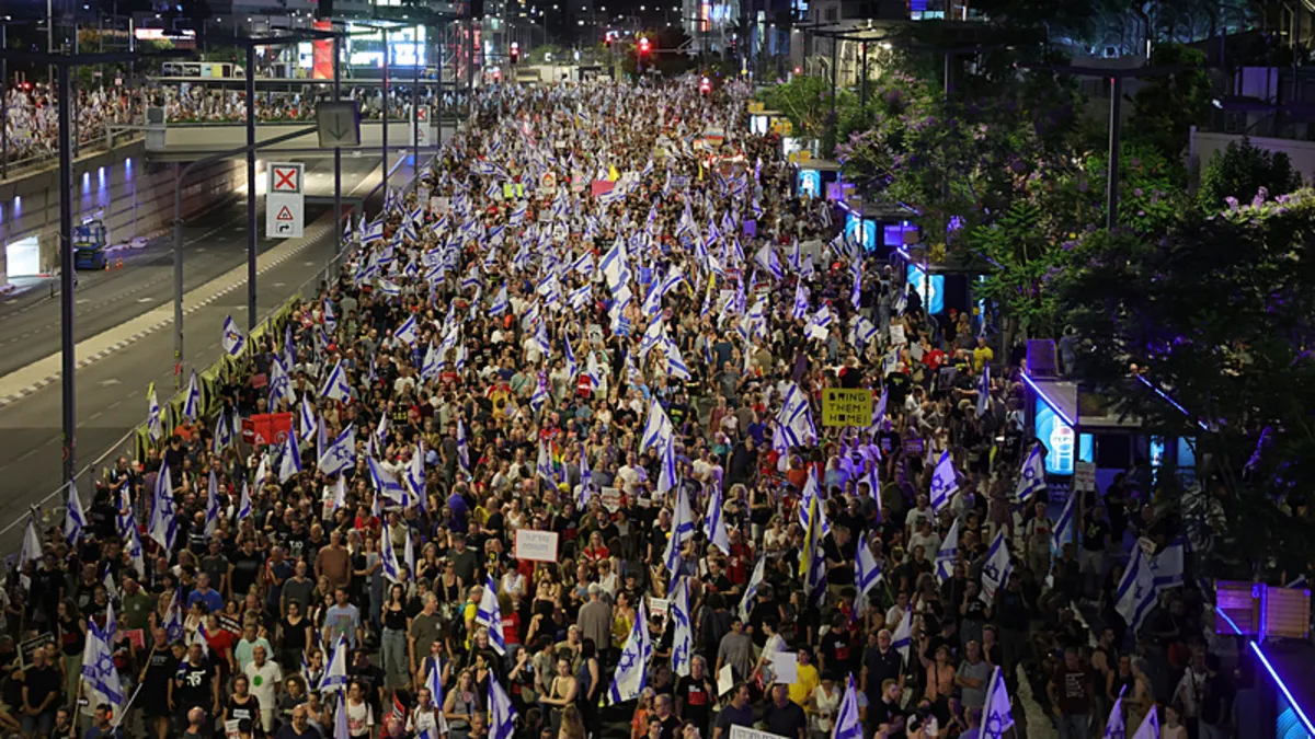 Tel Aviv’de on binlerce gösterici meydanlara indi! Katil Netanyahu’ya istifa çağrısı Tel Aviv’de on binlerce gösterici meydanlara indi! Katil Netanyahu’ya istifa çağrısı