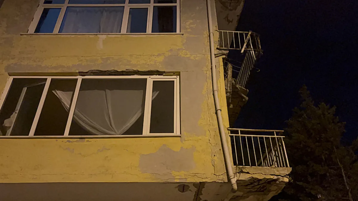 Üsküdar’da 4 katlı binanın balkonunda çökme: Vatandaşlar tahliye edildi Üsküdar’da 4 katlı binanın balkonunda çökme: Vatandaşlar tahliye edildi