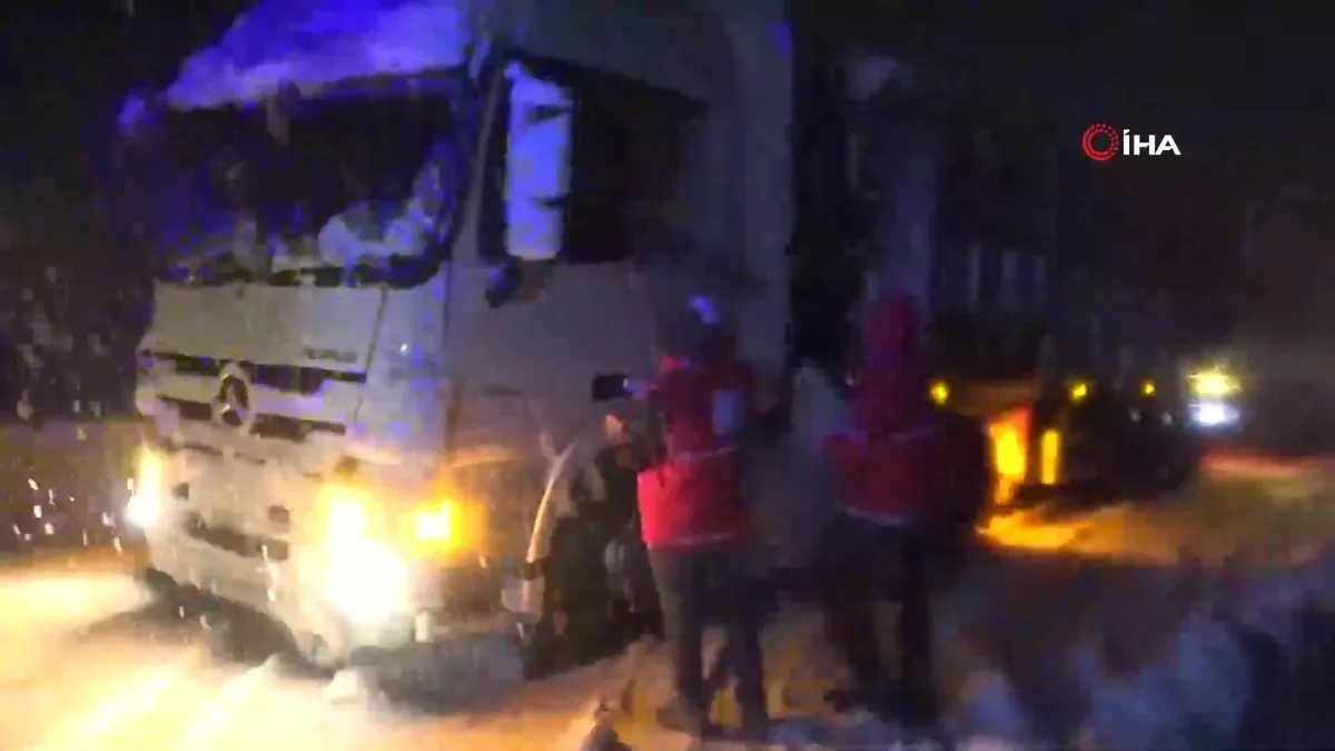 Muş-Bingöl kara yolunda mahsur kalan 40 araçtaki yaklaşık 80 kişi kurtarıldı | Video videosunu izle Muş-Bingöl kara yolunda mahsur kalan 40 araçtaki yaklaşık 80 kişi kurtarıldı | Video videosunu izle