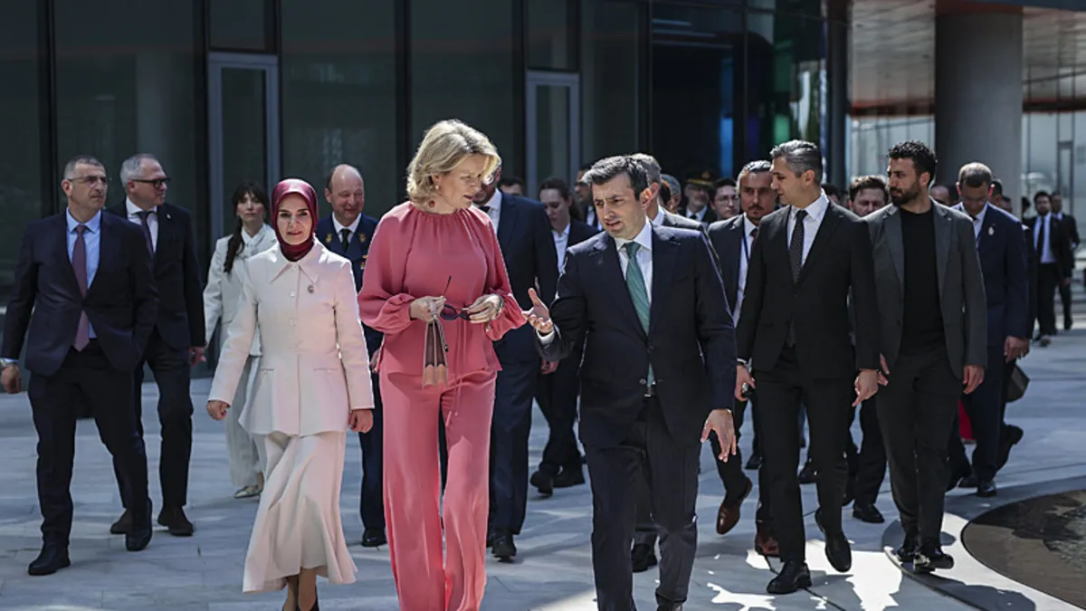 Selçuk Bayraktar Belçika Kraliçesi Mathilde'ye sunum yaptı: Dronlar en büyük caydırıcılık unsurlarından
