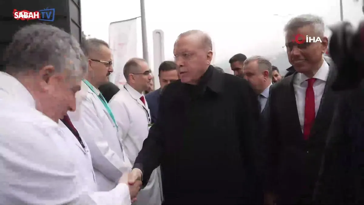 Cumhurbaşkanı Erdoğan, Tenzile Erdoğan Devlet Hastanesi’nde hastaları ziyaret etti videosunu izle Cumhurbaşkanı Erdoğan, Tenzile Erdoğan Devlet Hastanesi’nde hastaları ziyaret etti videosunu izle