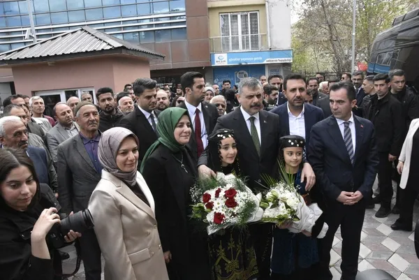 bakan-ciftciye-yillar-sonra-sicak-karsilama-1778939768533.jpg