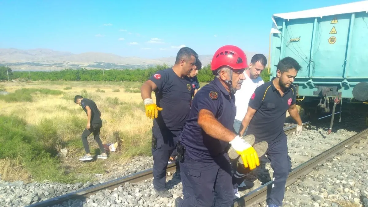 Malatya’da tren çapa motoruna çarptı: Anne ve 2 çocuğu hayatını kaybetti