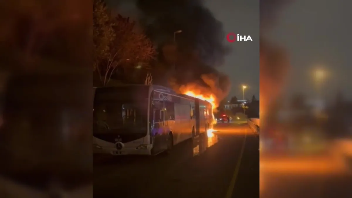15 Temmuz Şehitler Köprüsü’ndeki metrobüs yangını kamerada | Video videosunu izle 15 Temmuz Şehitler Köprüsü’ndeki metrobüs yangını kamerada | Video videosunu izle
