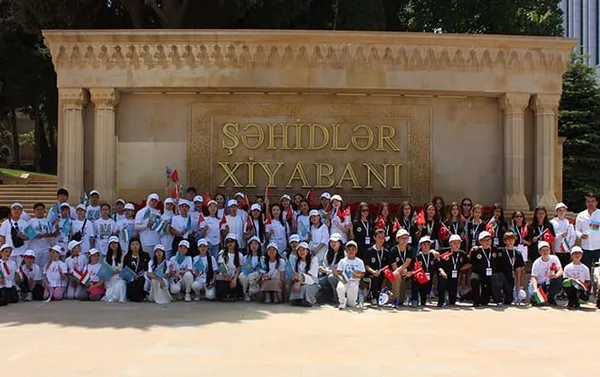 ogrenciler-azerbaycan-sehitler-caddesini-ve-turk-sehitligi-anitini-ziyaret-ettiler-1716992852866.jpg