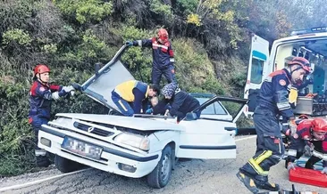 Otomobilin üstüne kaya düştü: 5 yaralı