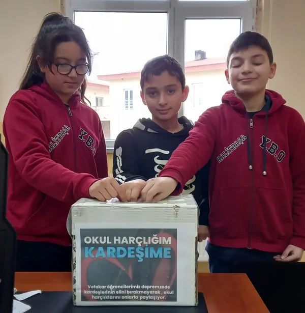 ardahanda-ogrenciler-kumbaralarindaki-paralarini-depremzedelere-gonderdi-1678889956855.jpeg