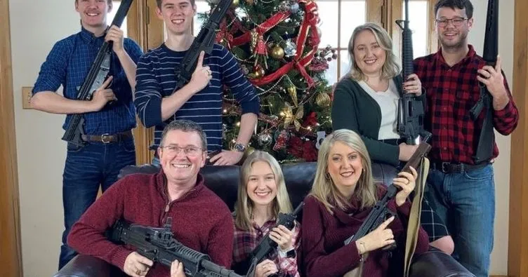 ABD kongre üyesinin ailesiyle çektiği Noel fotoğrafı tepki topladı! Uzun namlulu silahlarla poz verdiler