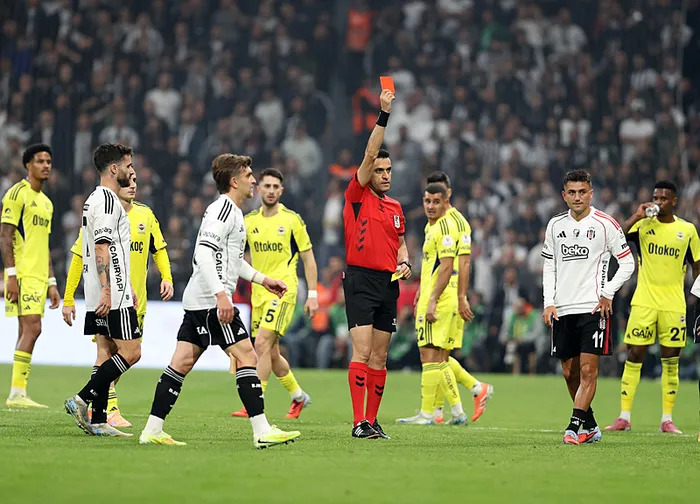 canli-besiktas-fenerbahce-ilk-yarida-4-gol-iki-kirmizi-kart-1762107908864.jpeg