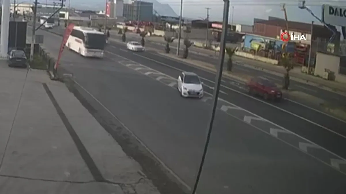 Turgutlu’da yolcu otobüsü ile otomobil böyle çarpıştı: 1’i çocuk 3 yaralı videosunu izle Turgutlu’da yolcu otobüsü ile otomobil böyle çarpıştı: 1’i çocuk 3 yaralı videosunu izle