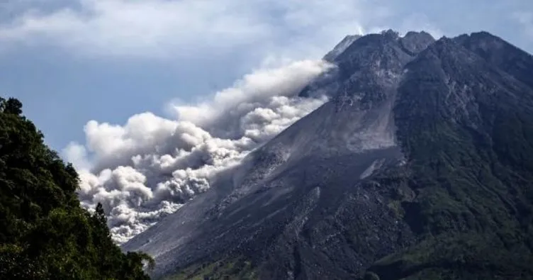 Endonezya’da Merapi yanardağı patladı