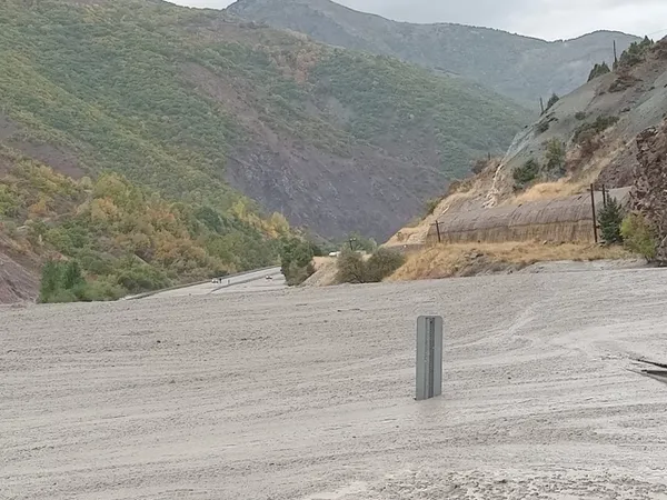 erzincan-erzurum-yolu-heyelan-nedeniyle-kapandi-1792079468586.jpg