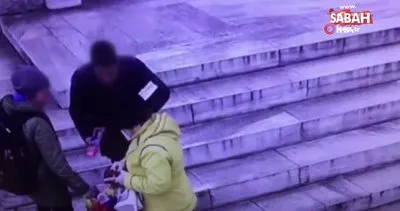 İstanbul Fatih’te turistleri kartpostal satma bahanesi ile soyan hırsızın ilginç yöntemi kameraya böyle yakalandı!
