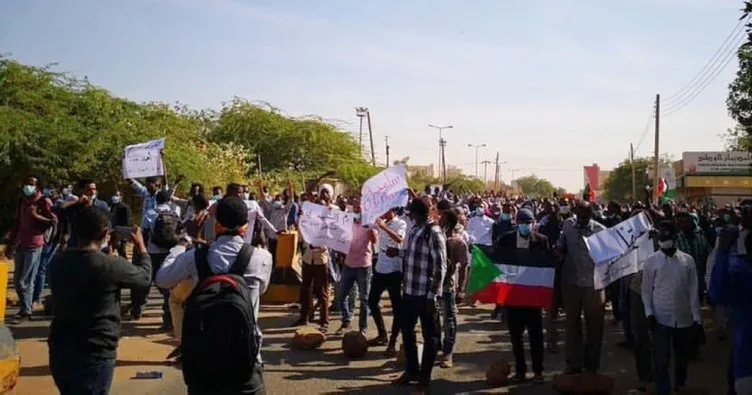 Hartum’da polis öfkeli kalabalığı ateş açarak dağıttı