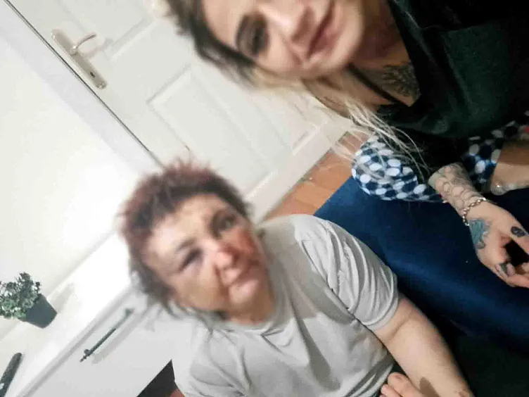 Alıkoyup, darp edip, fotoğraf çekmişlerdi: O anları sosyal medyada paylaşan 2 şüpheli tutuklandı!