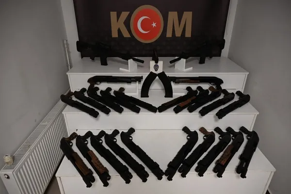 korfezde-silah-operasyonu-25-av-tufegi-ele-gecirildi-1793082672527.jpg
