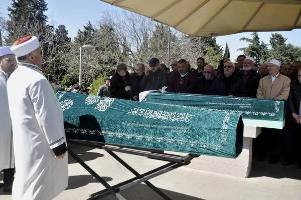 Ünlü oyuncu Şevket Altuğ yıllar sonra Dursun Ali Sarıoğlu’nun cenazesinde görüntülendi