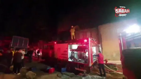İzmir'de tekstil atölyesinde çıkan yangın, bitişikteki binaya da sıçradı | Video