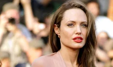 Ünlü oyuncu Angelina Jolie’nin hafızalara kazınan şıklığı!