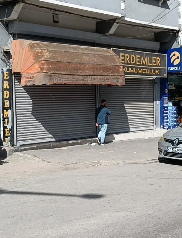 gaziantepte-kuyumcuya-silahli-soygun-3-maskeli-supheli-altinlarla-kacti-1792407120791.jpg