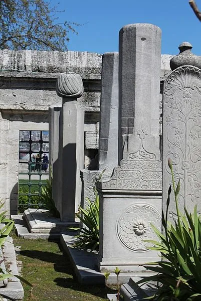Ölüleriyle yaşayan halkın hafızası: Osmanlı mezar taşları