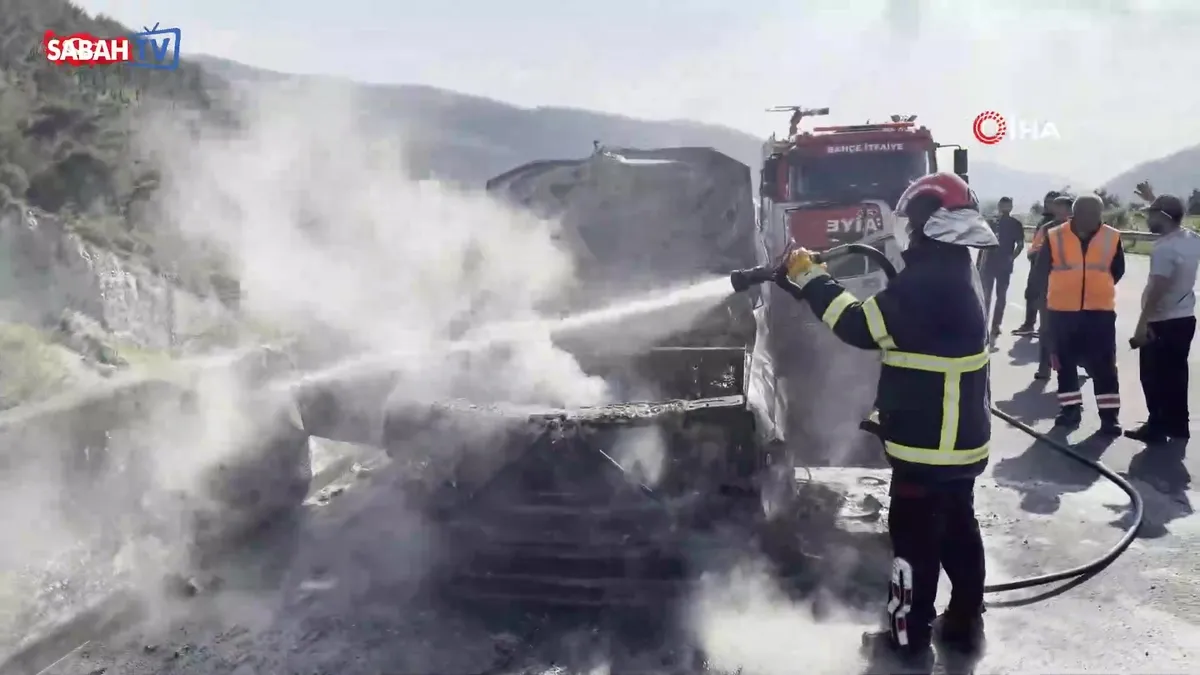 Osmaniye’de pikap alev alev yandı, sürücü son anda kurtuldu Osmaniye’de pikap alev alev yandı, sürücü son anda kurtuldu