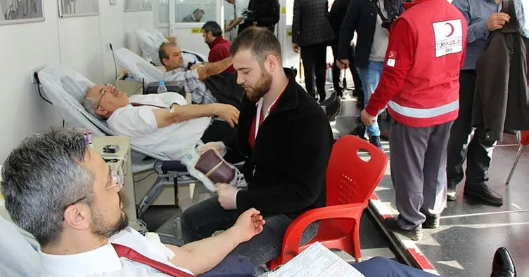 Eğitimcilerden Afrin’deki askerlere destek için kan bağışı