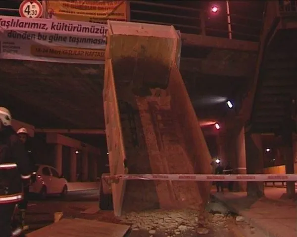 Kamyonun damperi köprüye takıldı