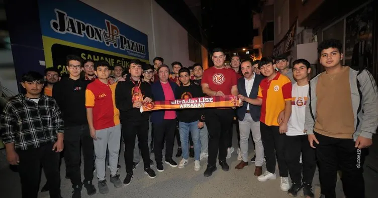 Fenerbahçeli Vali, derbi heyecanını Galatasaray taraftar grubu ile birlikte yaşadı