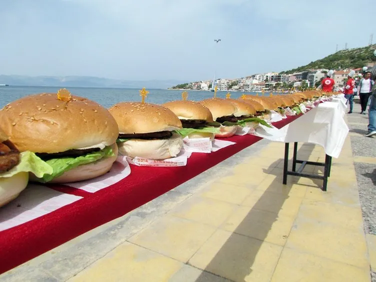 Dünyanın en uzun hamburgeri yapıldı