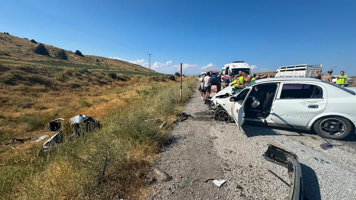 İki otomobilin çarpıştığı kazada 2’si ağır 6 kişi yaralandı İki otomobilin çarpıştığı kazada 2’si ağır 6 kişi yaralandı